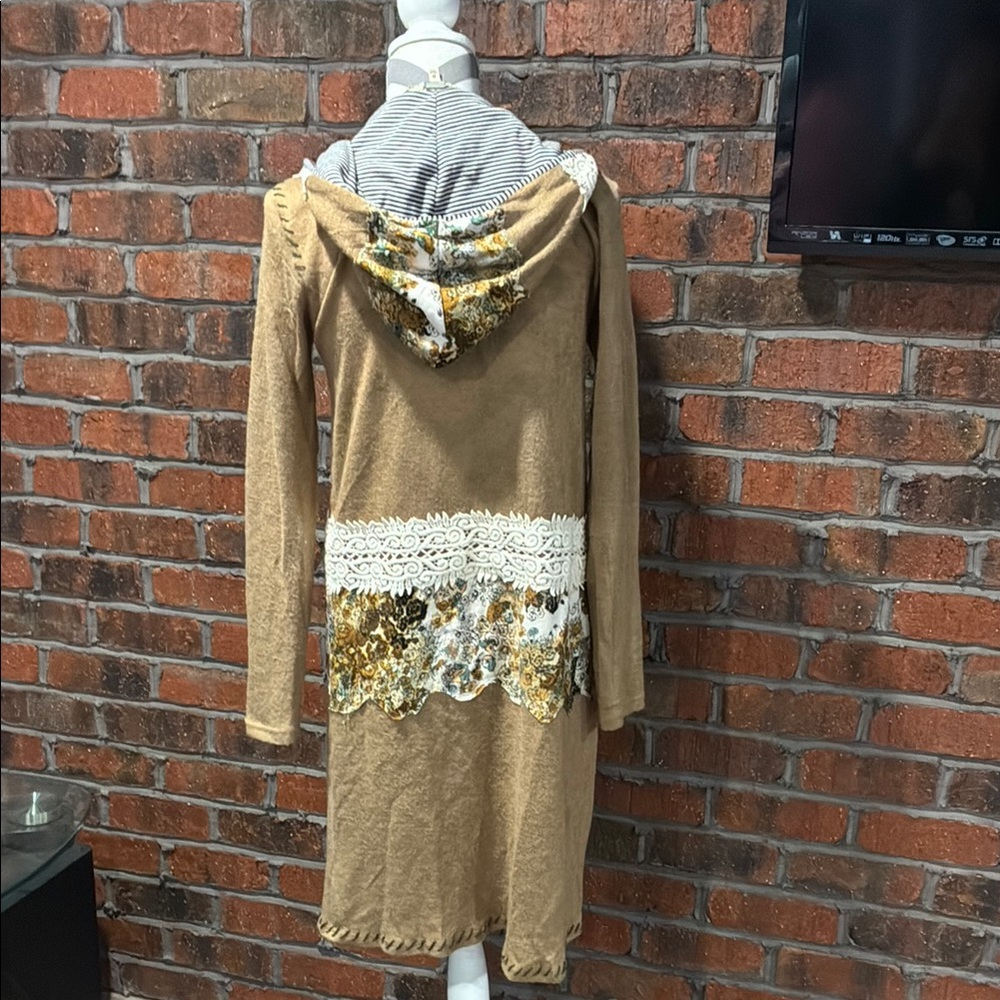 Gimmicks Women's Tan Hooded cardigan with Lace Detail. Size Medium. - Picture 5 of 10
